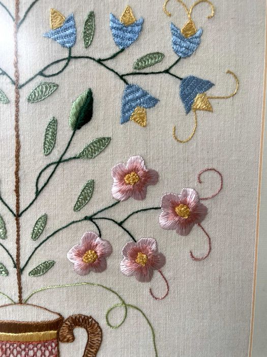 Bordado tradicional de Castelo Branco, feito à mão em linha de seda.