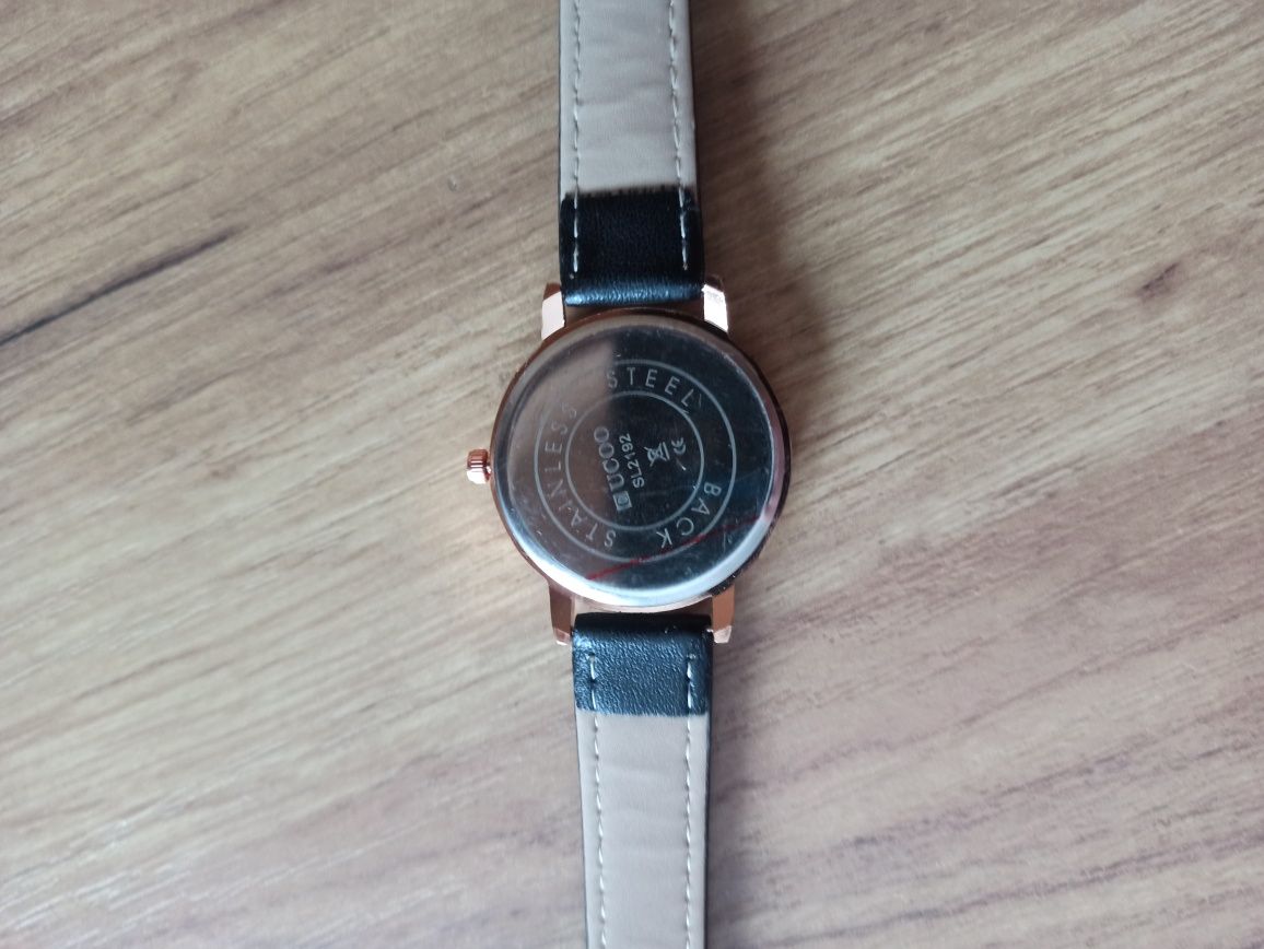 Nowy damski zegarek Cucoo

Długość całkowita 23cm

Tarcza 3,3cm