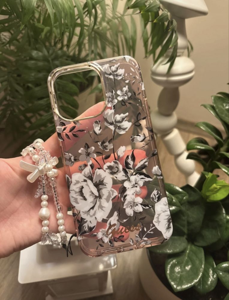 Etui Guess do iPhone 14 Pro Max + wisiorek