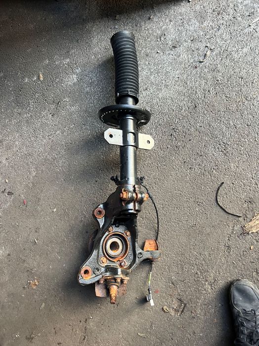 Mercedes Sprinter W910 lewe przednie zawieszenie zwrotnica amortyzator