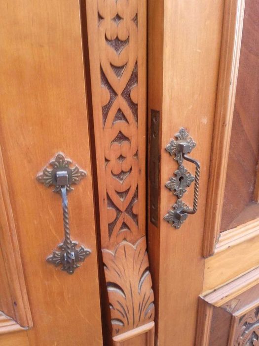 Шкаф антикварный резной.