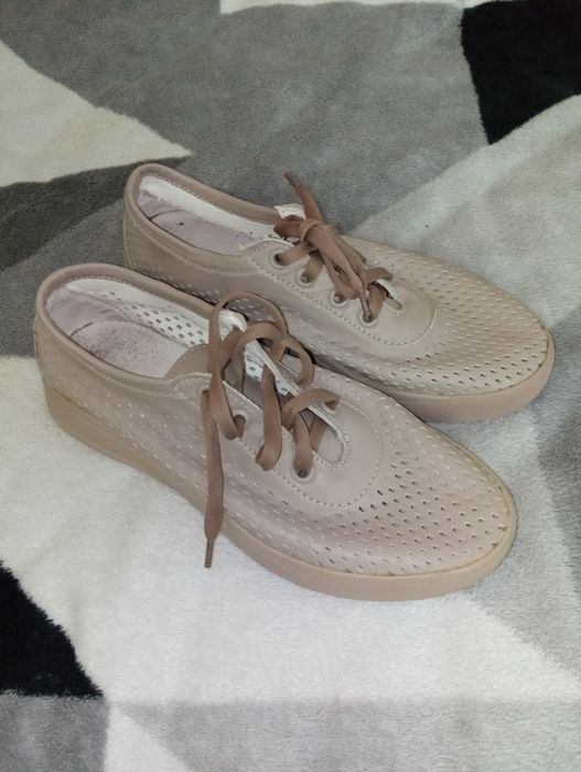 Мокасини, кросівки