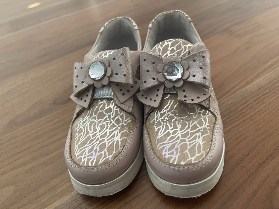 Sapatos cor de rosa, bege e prateado com laço