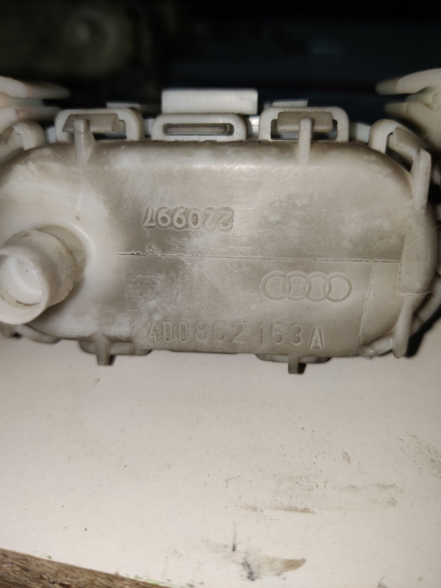 Siłownik centralnego zamka  pompka  Audi A8 D2 A6 C4 c6