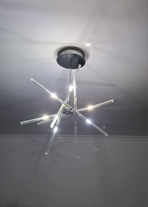 Candeeiro extrutura metalica cromado com 6 varetas e 12 lâmpadas.