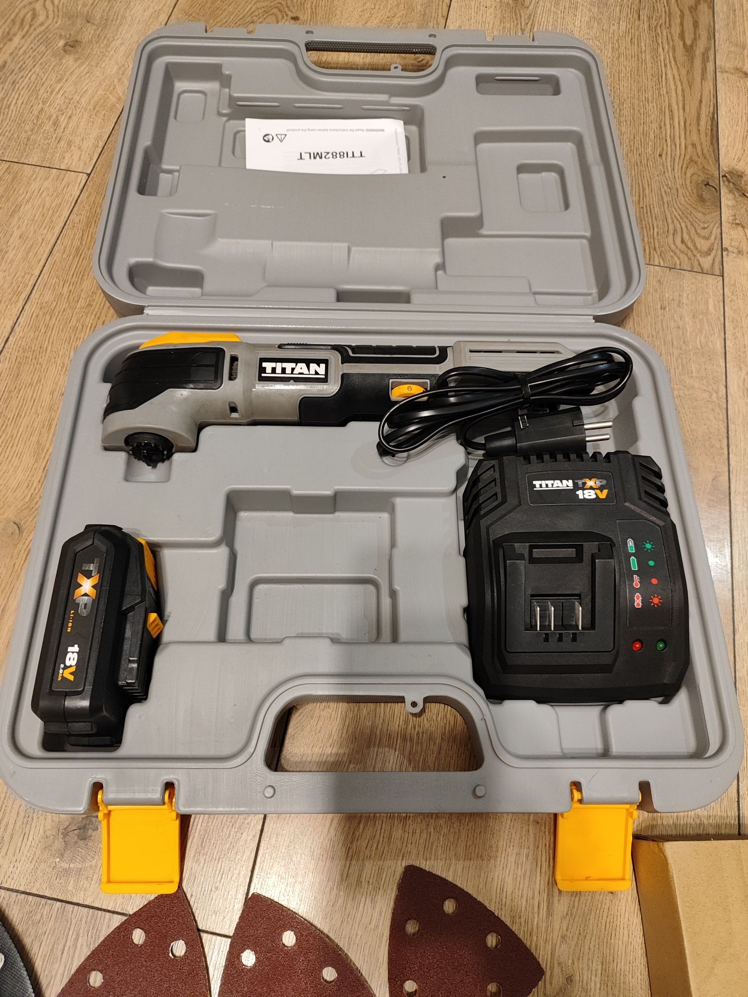 Urządzenie wielofunkcyjne/Multitool Titan, kompletne