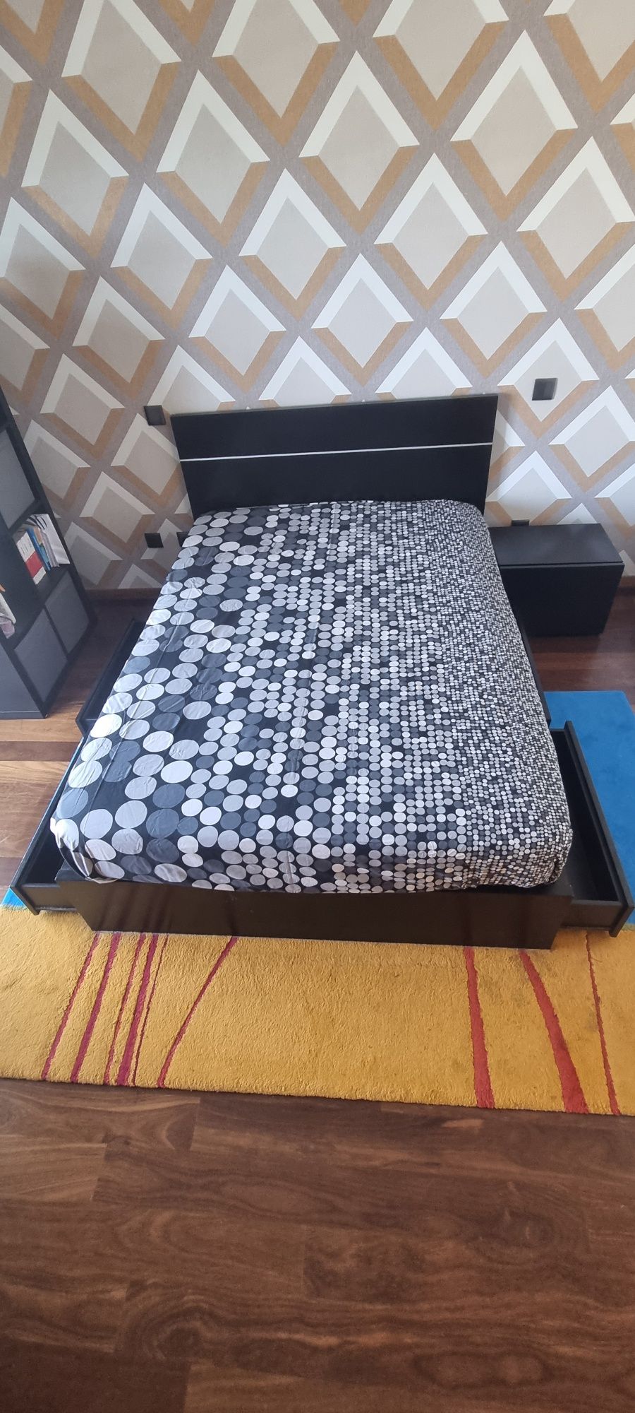 Cama de casal com mesa de cabeceira