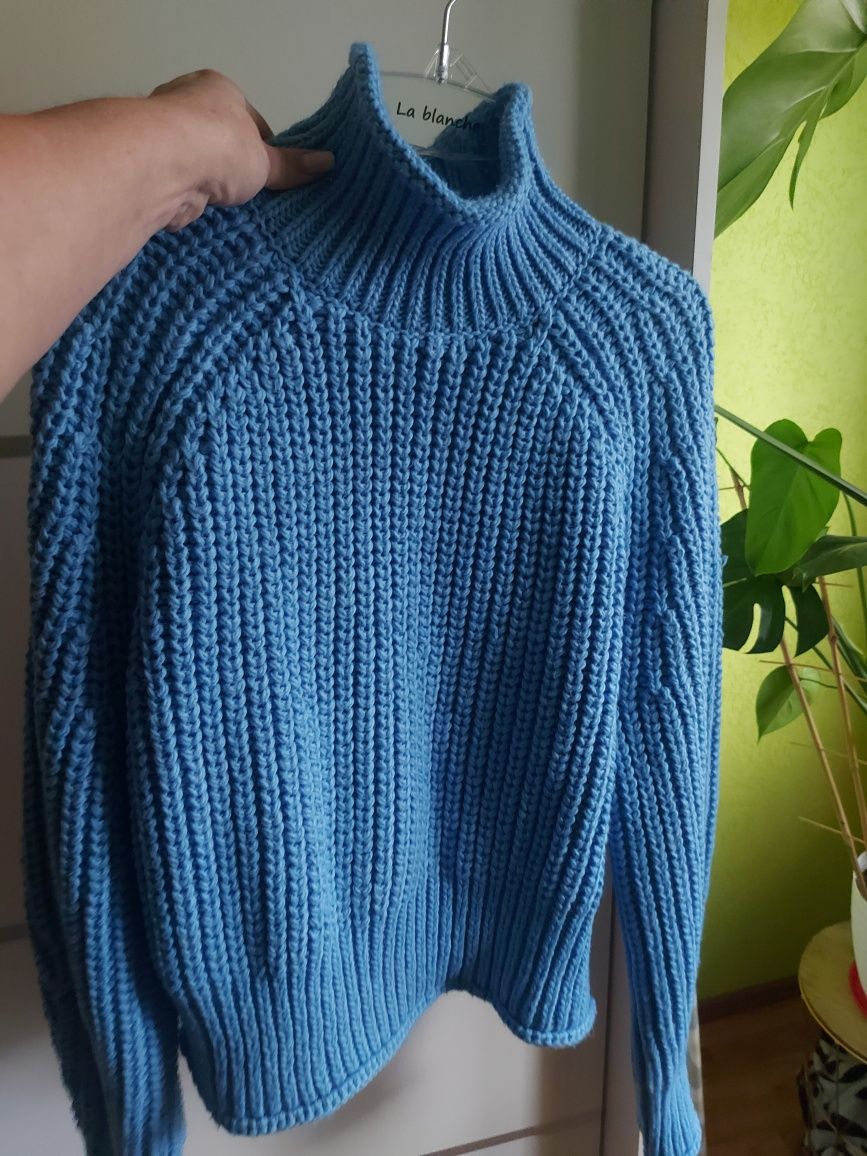 Sweter niebieski gruby splot cieply