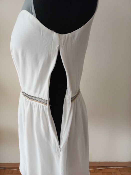 Sukienka biała z ozdobnym paseczkiem