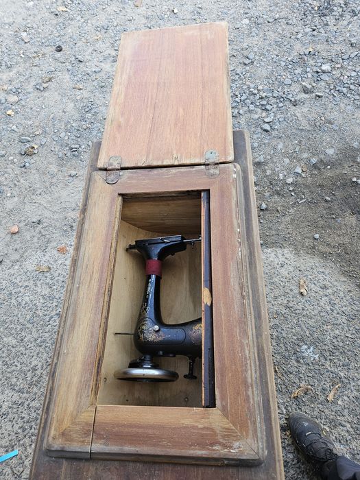 Раритетна швейна машинка зі станиною