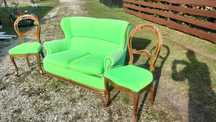 Kanapa sofa i dwa tapicerowane krzesła - stylowe, drewniane