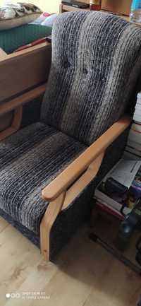 Fotel tapicerowany z drewnianymi podłokietnikami