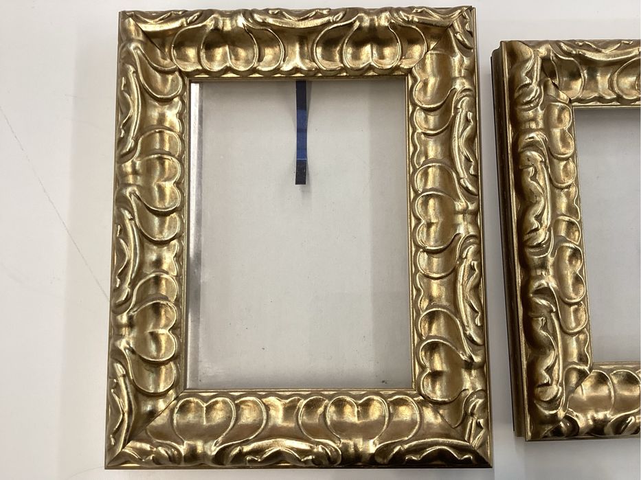 Molduras em madeira douradas + uma de oferta em madeira preta.