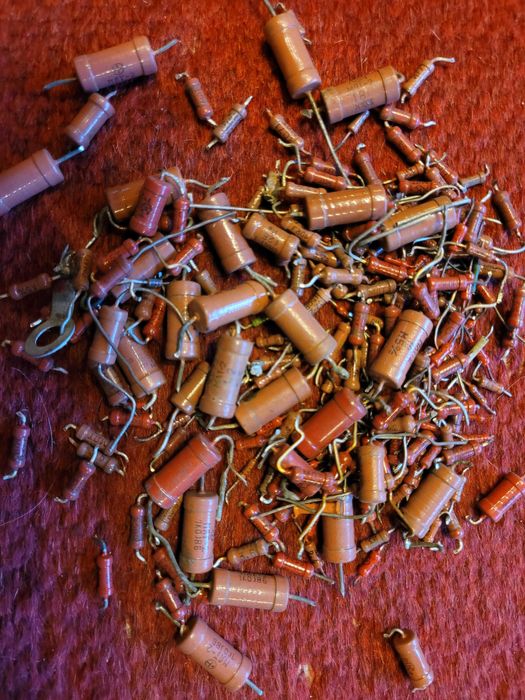 Кремниевые триоды, микросхемы, конденсаторы, сопротивление-резисторы.