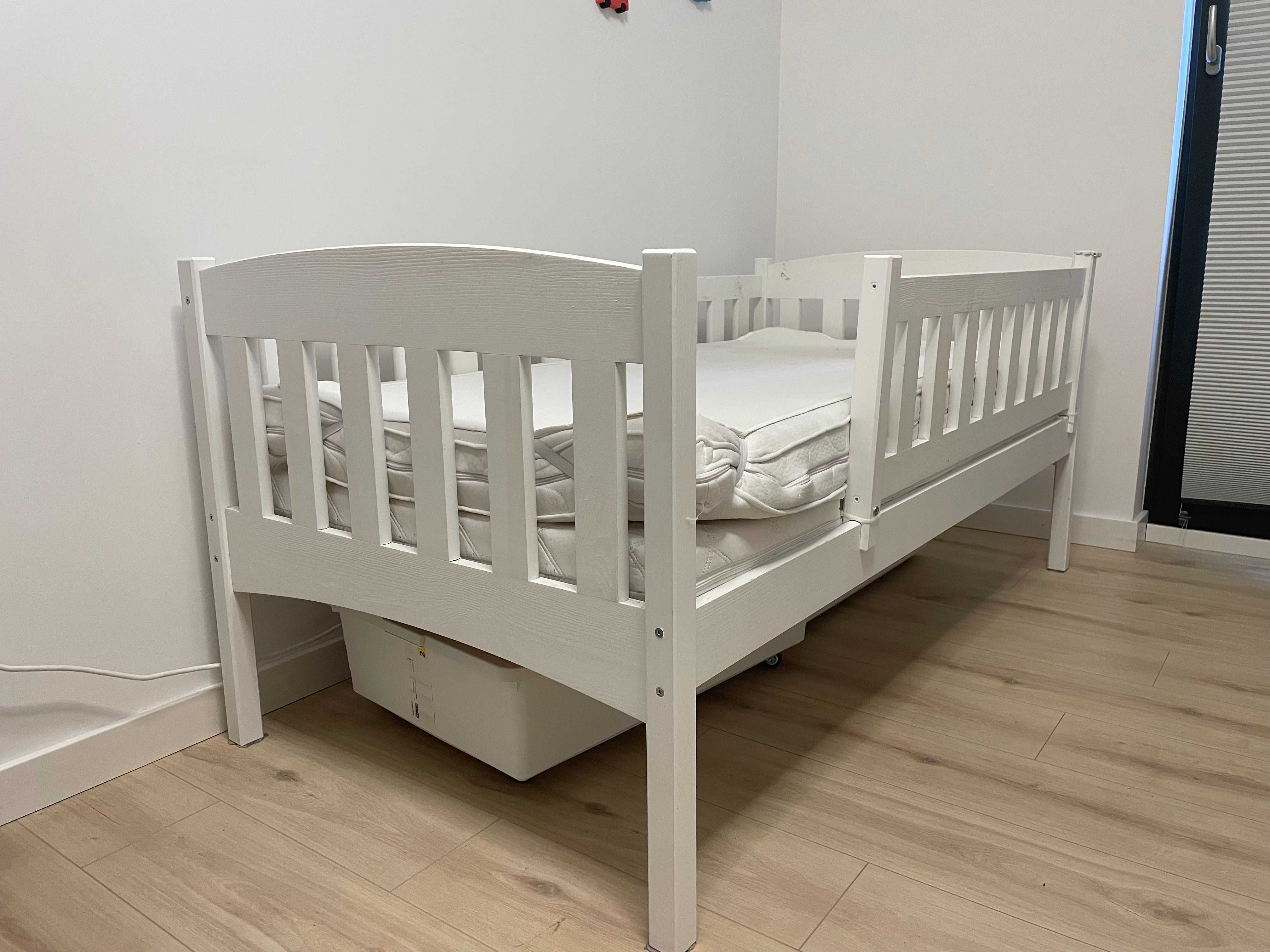 Sprzedam łóżko dziecięce 80x160 z litego drewna + 2 materace