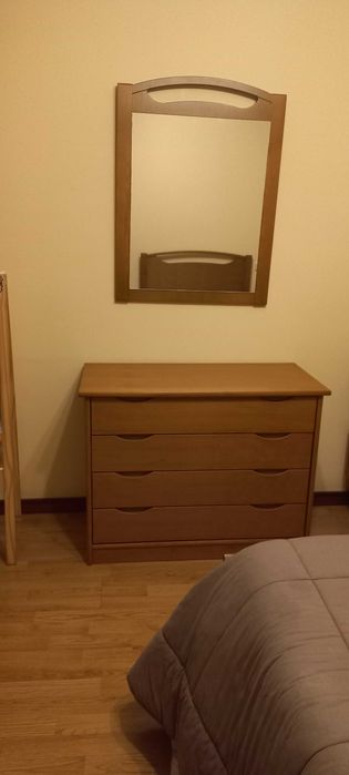 VENDO Mobília de quarto de solteiro em pinho. Corpo e meio