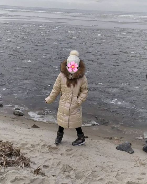 Продам зимове тепле пальто на дівчинку