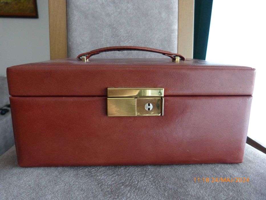 Kuferek na biżuterię brązowy skórzany