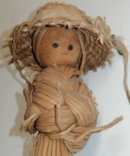 Boneca em palha/vime e Boneca em serapilheira com roca