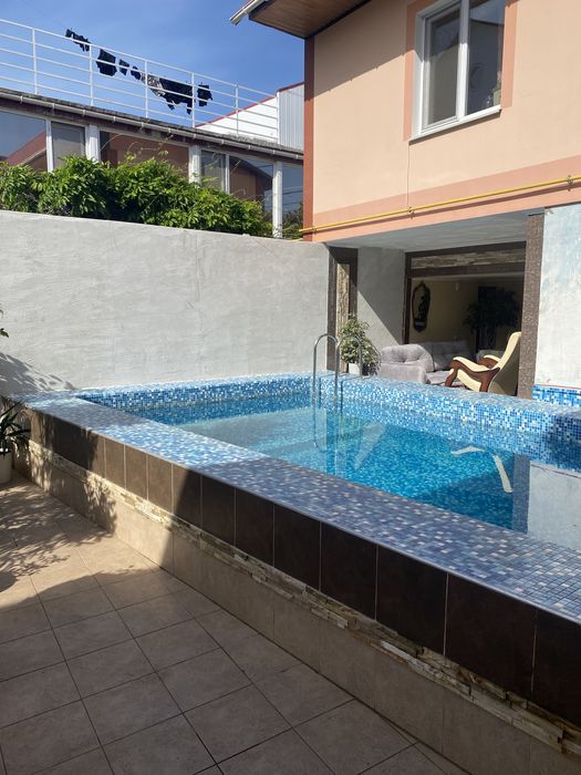 Сауна на дровах с бассейном и зоной отдыха.