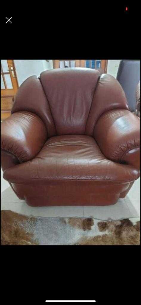 Sofa de 5 lugares, em pele e em ótimo estado