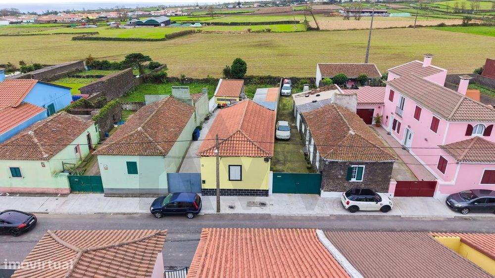 Moradia T1 nos Arrifes com entrada lateral, anexos e quintal