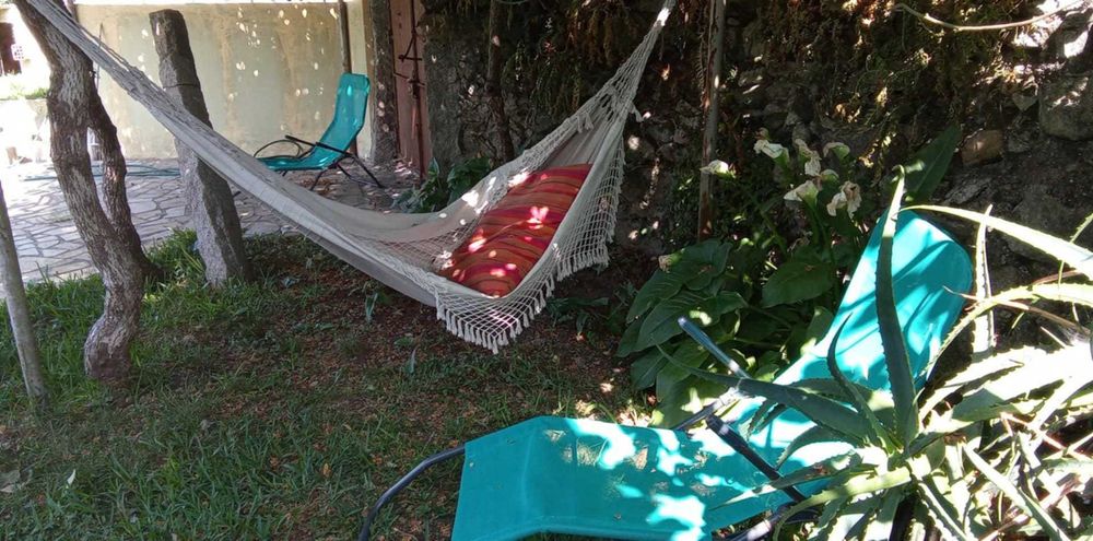 Quarto espaçoso em casa com jardim