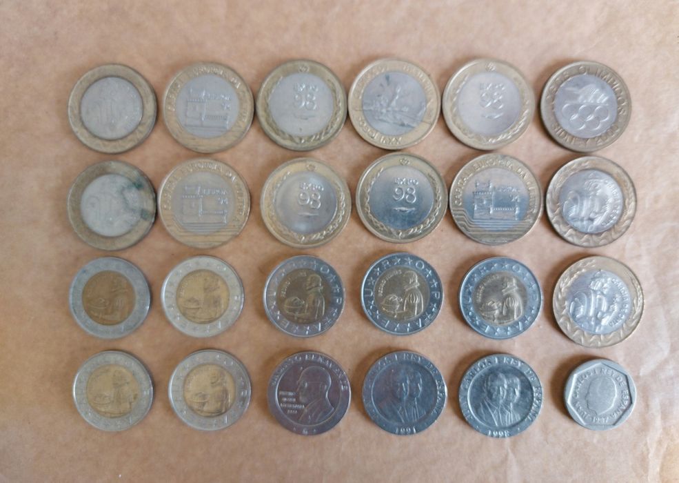 Várias Moedas de 200 escudos, 100 escudos e 200 pesetas