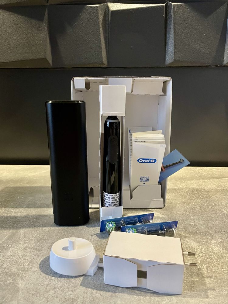 Електрична зубна щітка Braun Oral-B PRO3 3500 Black з футляром та 2 на