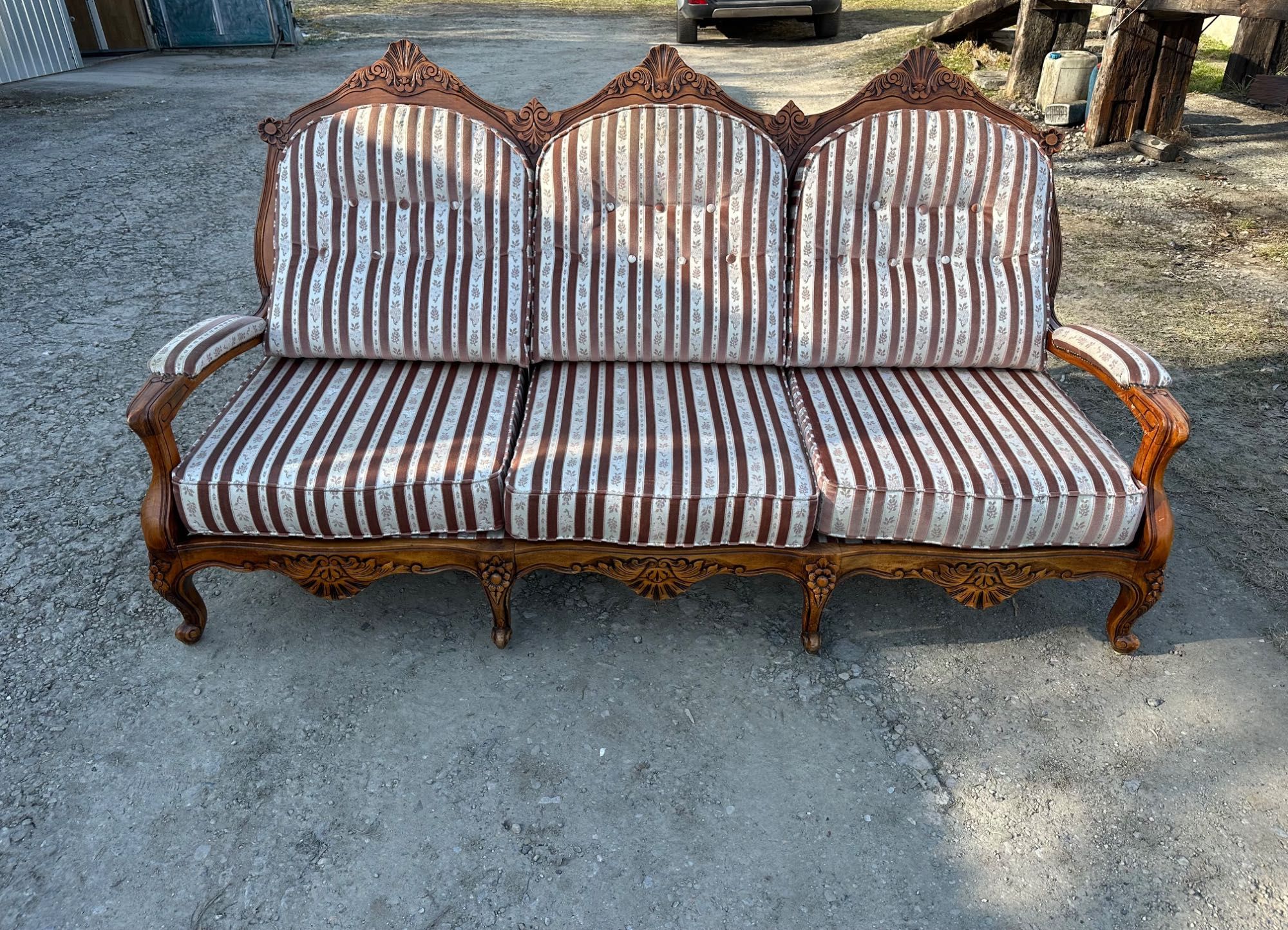 Stylowa sofa Ludwik XV ręcznie rzezbiona, lite drewno