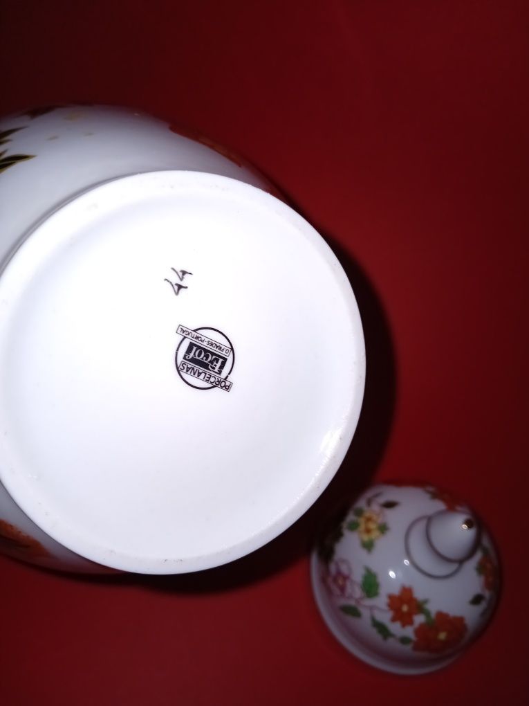 Pote em porcelana antigo *