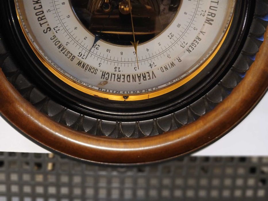 Stary drewniany  sygnowany barometr.