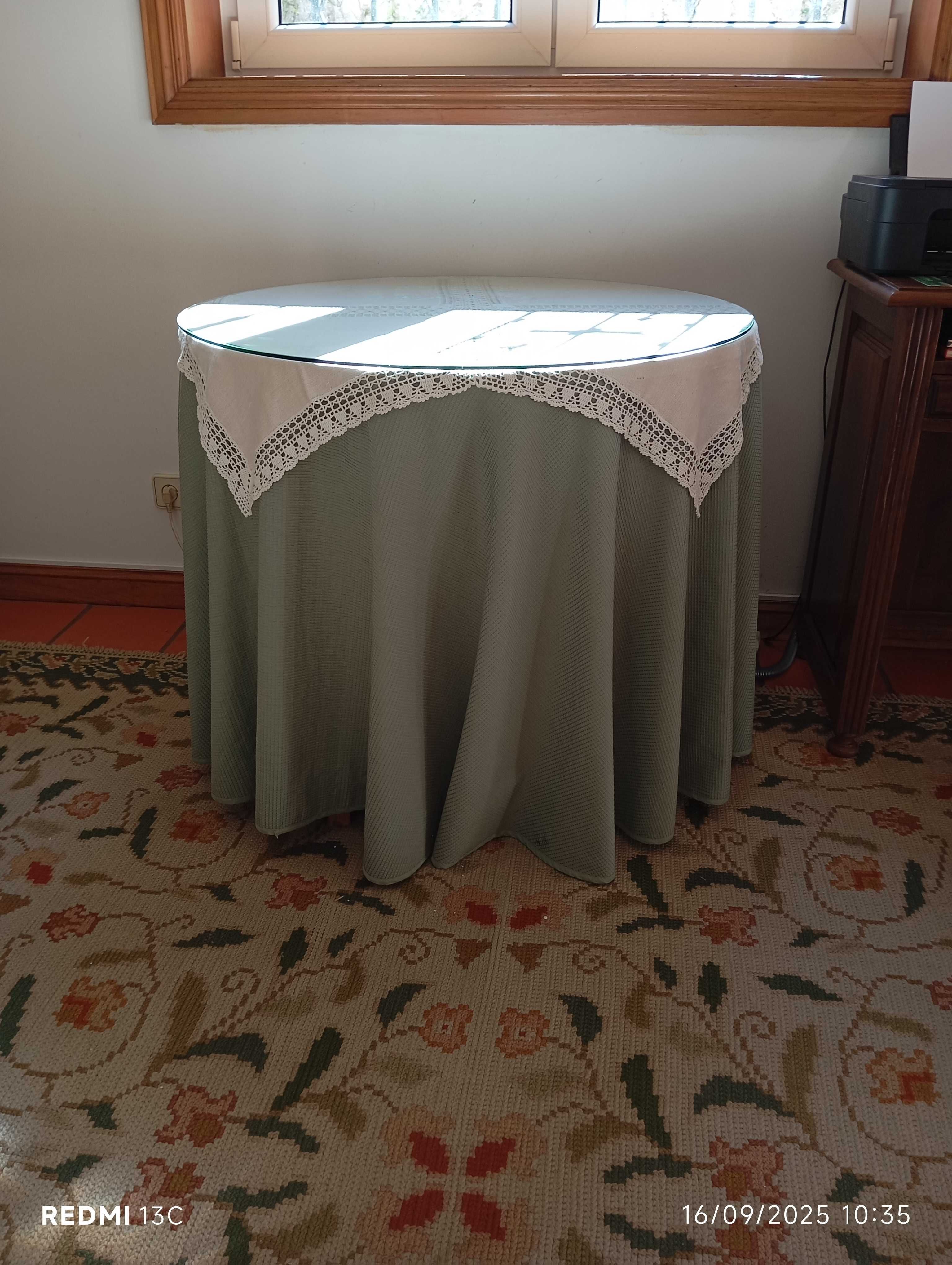 "lote" com secretária, mesa redonda e máquinas fotográficas