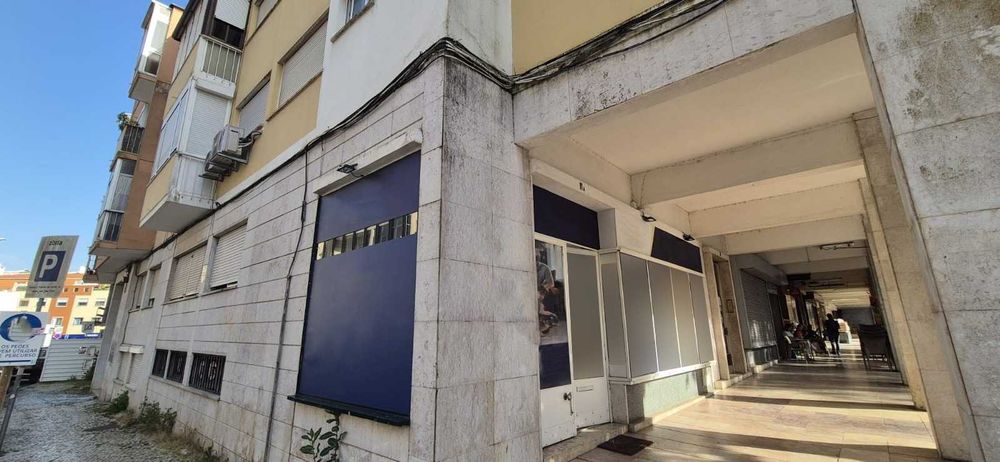Loja de 64m na Amadora, Venteira, com 2 pisos