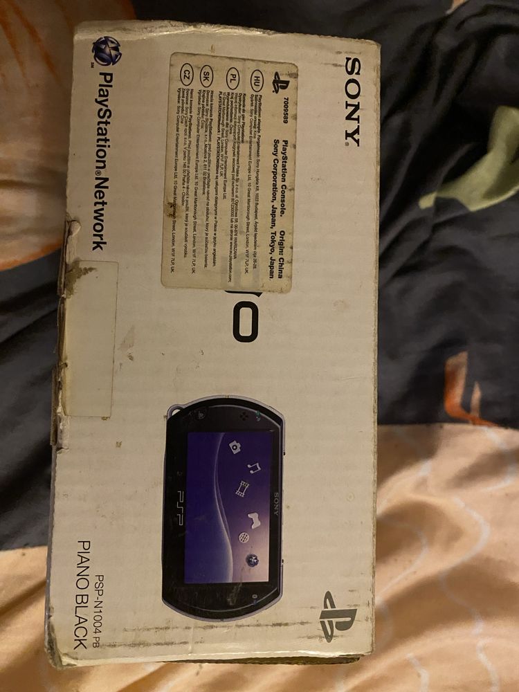 PSP GO 16 gb zasilacz, pudelko, instrukcje, stan kolekcjonerski PL