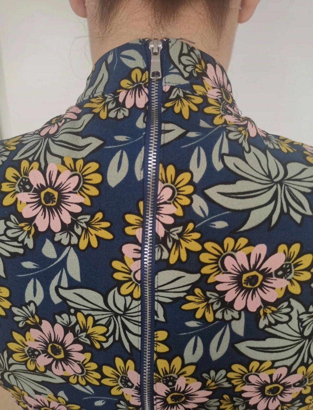 Elegancka rozkloszowana sukienka w kwiaty, floral print