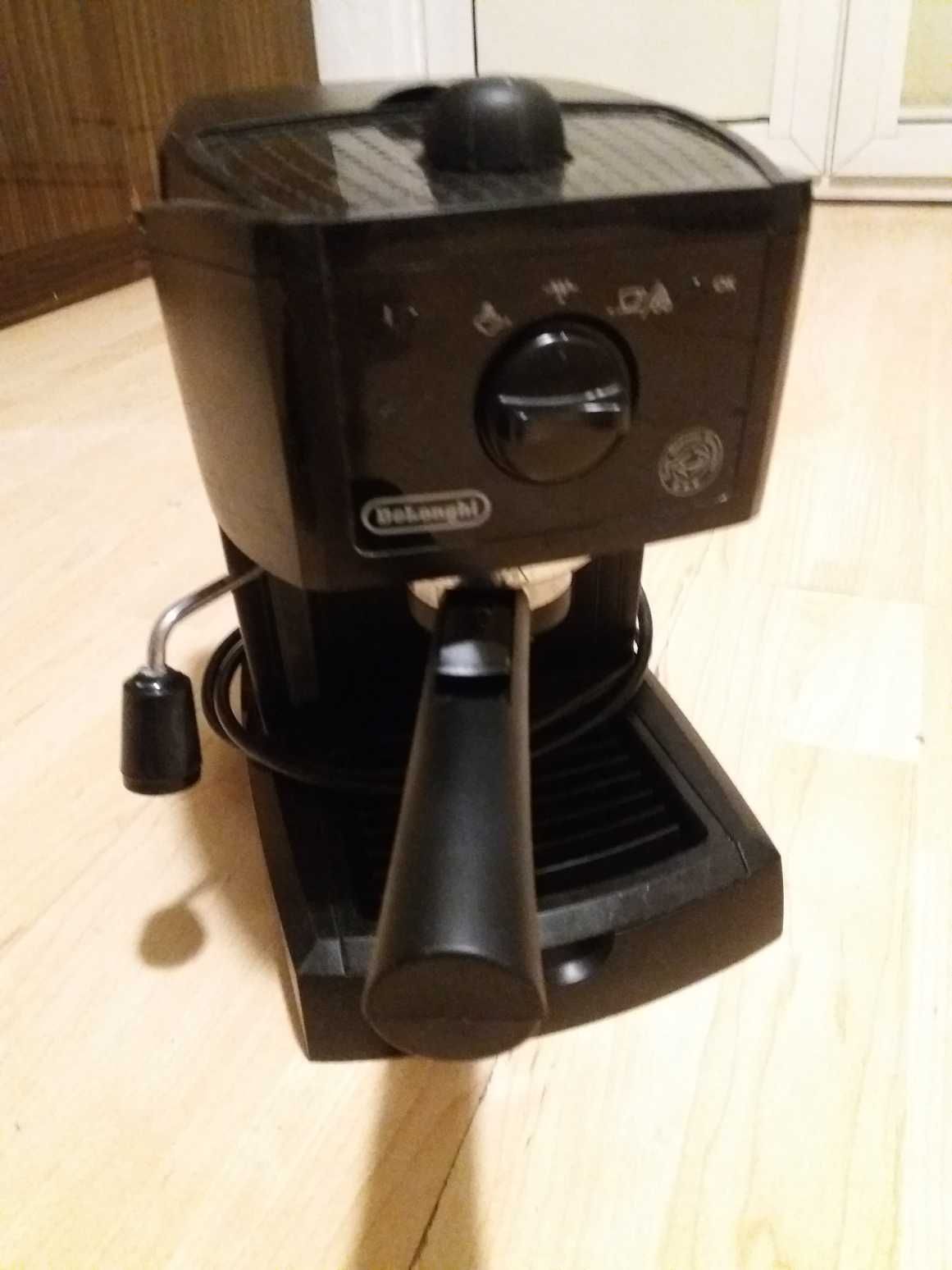 Ekspres do kawy kolbowy DeLonghi