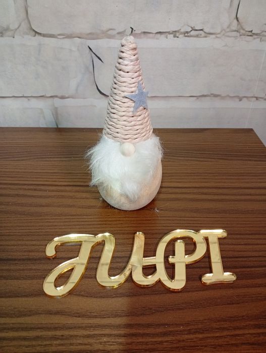 Drewniany skrzat krasnal z różową czapeczką