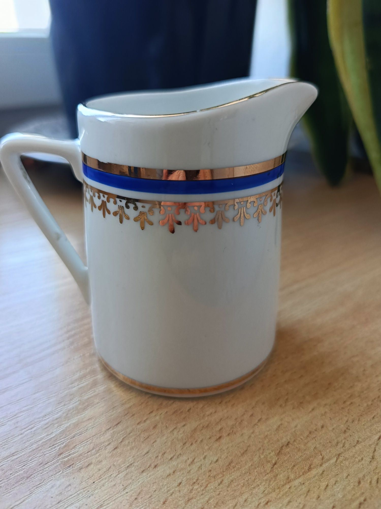 Mały mlecznik.porcelana Wałbrzych.PRL