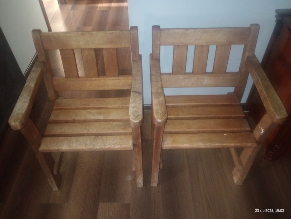 Solidne drewniane krzesła ogrodowe