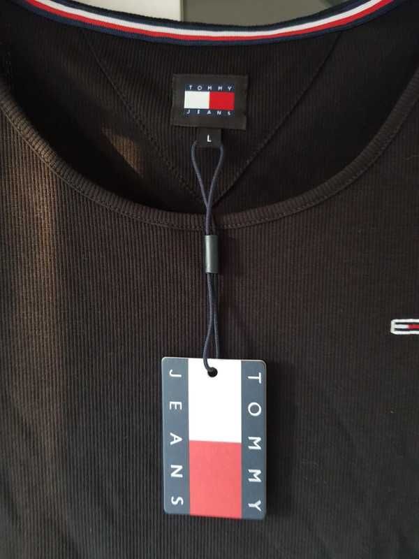 Top prążkowany Tommy Jeans rozmiar L z delikatnym logo na piersi.
