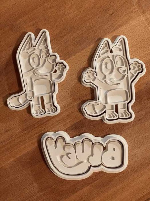 Trzy foremki do ciastek Bluey figurki