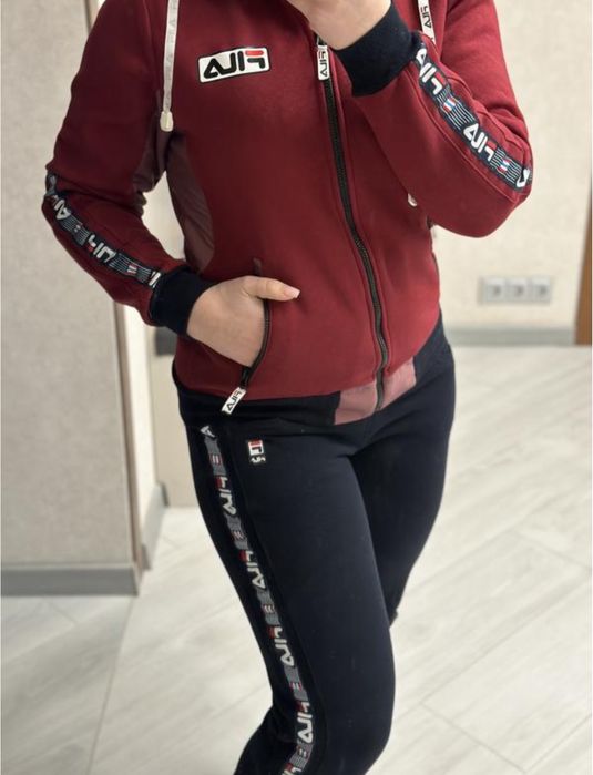 Жіночий спортивний костюм