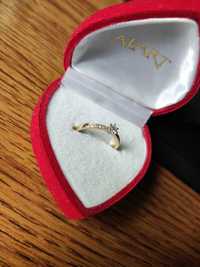 Złoty pierścionek zaręczynowy 9 brylantów rozmiar 12 certyfikat okazja