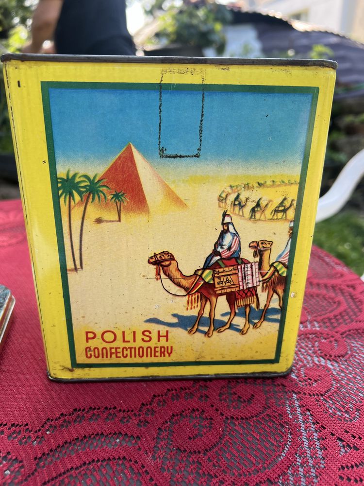 Stare metalowe puszki po slodyczach