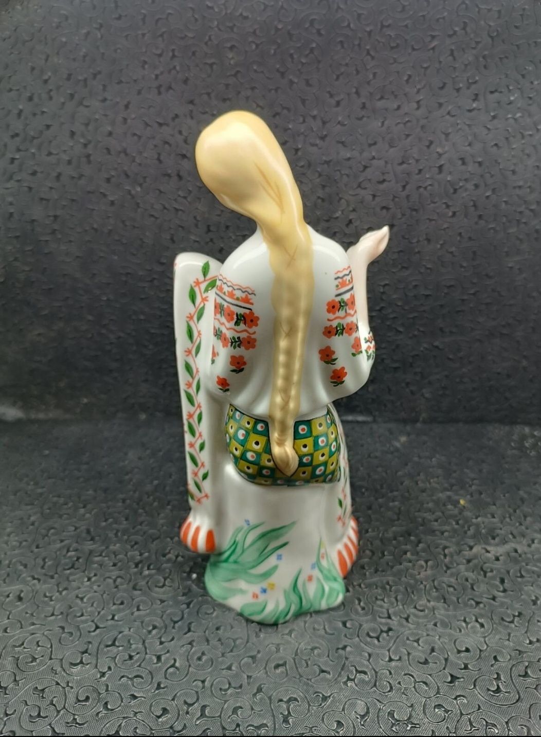 figurka porcelanowa „hafciarz”.Ukraina,Kijow