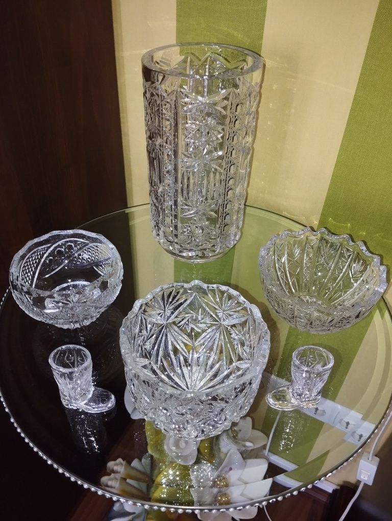 Продам хрустальные вазы .