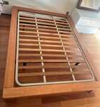 Cama de casal em madeira