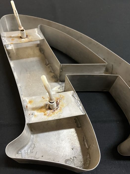 Letra "A" em caixa de aço inox de 35cm