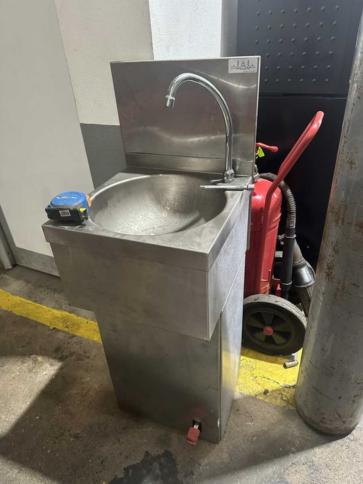 Banca com pedal e torneira em inox